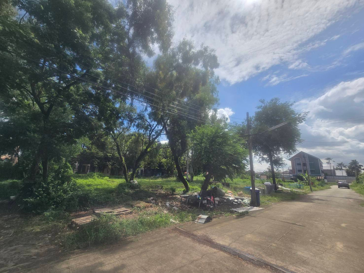 For SaleLandChaengwatana, Muangthong : Empty land for sale, Pak Kret, Nonthaburi, good price, negotiable, near community area, area 1-1-3.3 rai, near Si Rat - Chaengwattana Expressway.