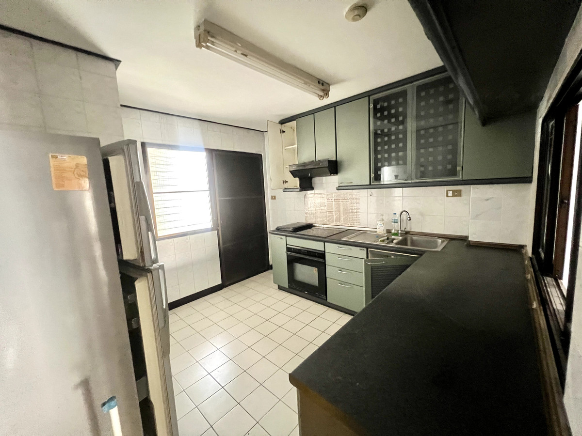 ขายคอนโดสุขุมวิท อโศก ทองหล่อ : ราคาดีที่สุดในตึก!! คอนโดทำเลพร้อมพงษ์ เดินถึง BTS เดินทางสะดวก ห้องใหญ่สภาพดีวิวโล่ง ✨Richmond Palace Sukhumvit 43✨3 ห้องนอน 2 ห้องน้ำ ขนาด 164 ตร.ม ใกล้ BTS / MRT พร้อมพงษ์ (0.9 กม.) Tel.0982645161 