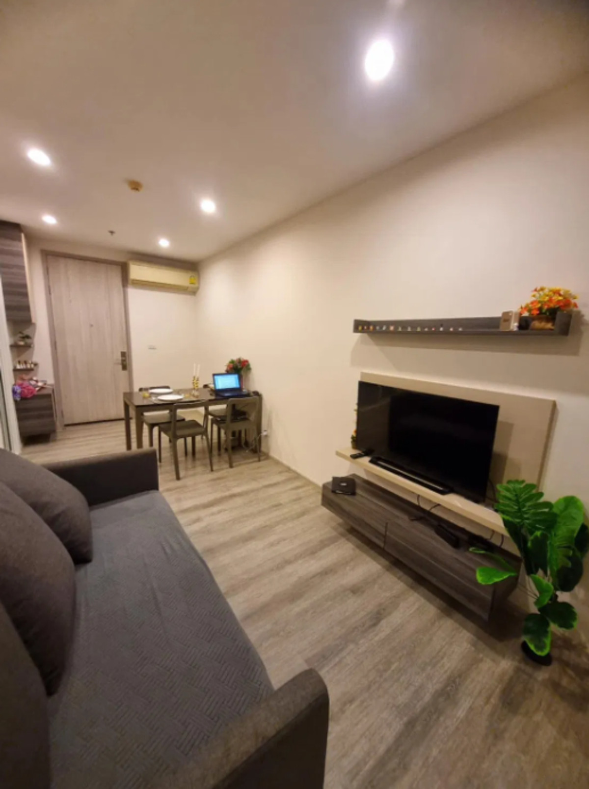 ขายคอนโดอารีย์ อนุสาวรีย์ : Centric Aree Station 56 sq.m. Please add LINE ID @806qphgn o8415o5483