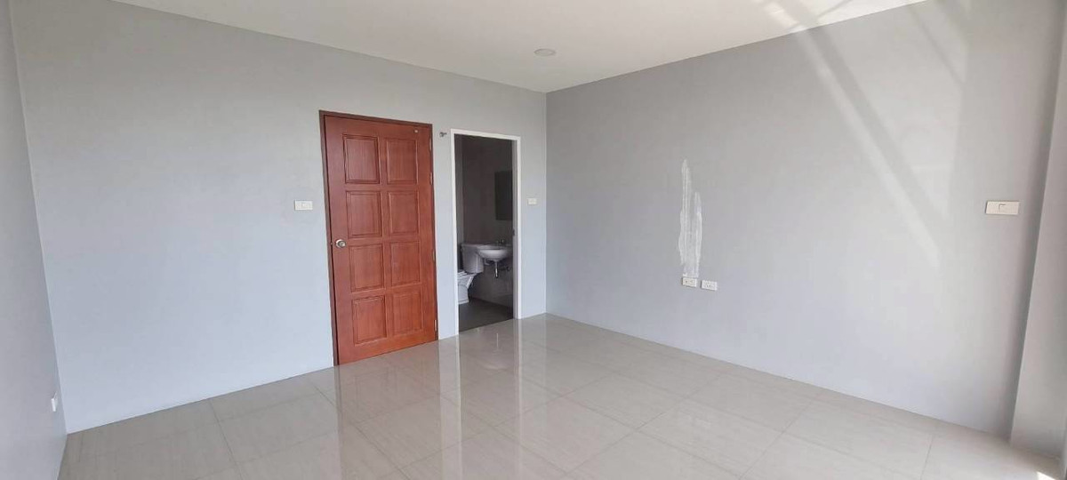 For SaleShop HouseChachoengsao : Luxury commercial building for sale, 3.5 floors, next to road 3481, Nang Nam Priao District, Chachoengsao Province.