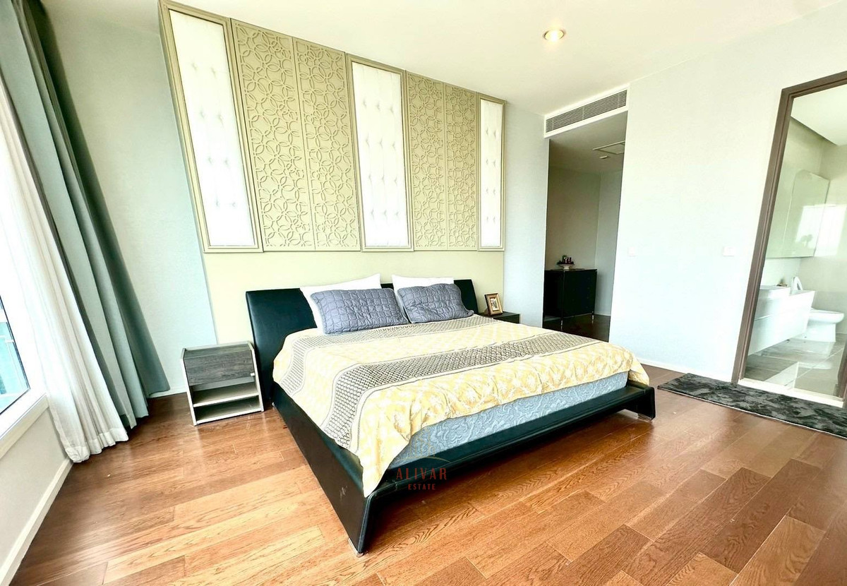 ให้เช่าคอนโดสาทร นราธิวาส : RC112625 Condo for rent, 3 bedrooms, fully furnished at MENAM RESIDENCES, Charoen Krung area