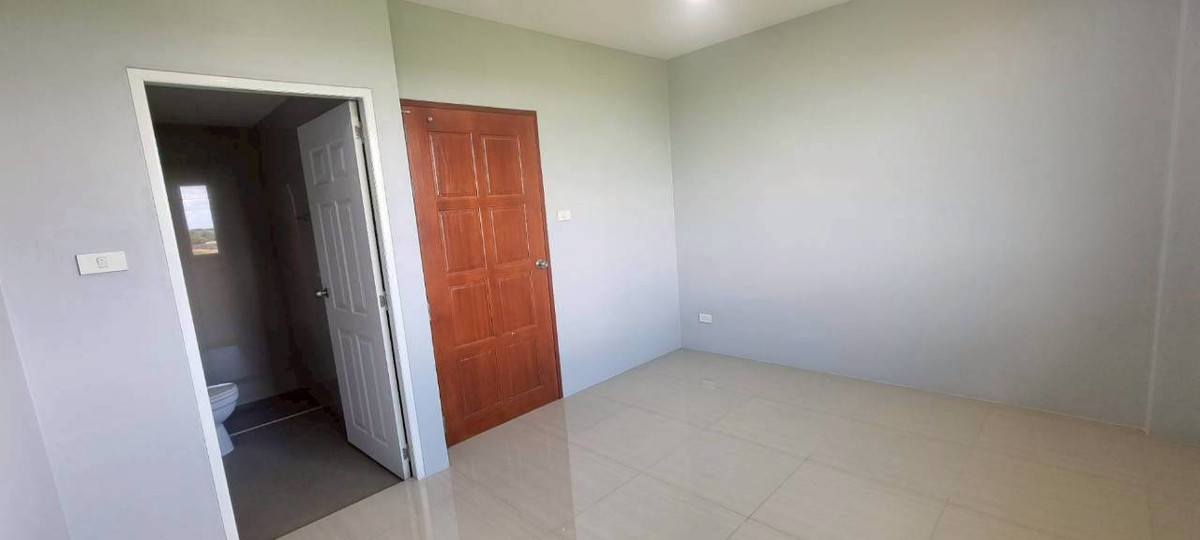 For SaleShop HouseChachoengsao : Luxury commercial building for sale, 3.5 floors, next to road 3481, Nang Nam Priao District, Chachoengsao Province.