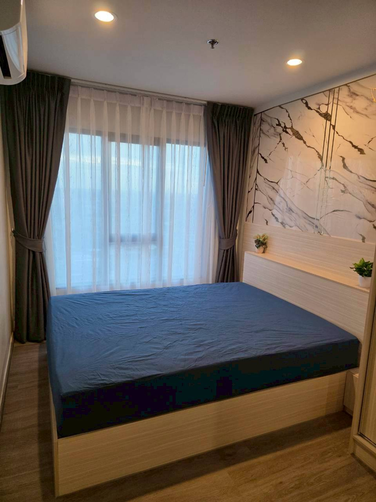 For RentCondoThaphra, Talat Phlu, Wutthakat : Condo for rent, Regent Home Wutthakat, Building A, 24th floor, built-in, luxurious throughout the room, open view, very beautiful, rental price 12,000 baht.