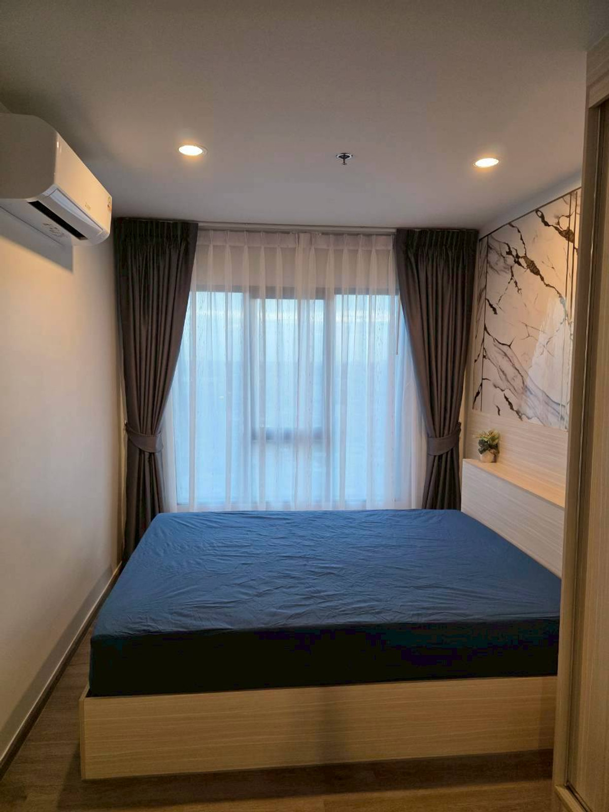 For RentCondoThaphra, Talat Phlu, Wutthakat : Condo for rent, Regent Home Wutthakat, Building A, 24th floor, built-in, luxurious throughout the room, open view, very beautiful, rental price 12,000 baht.
