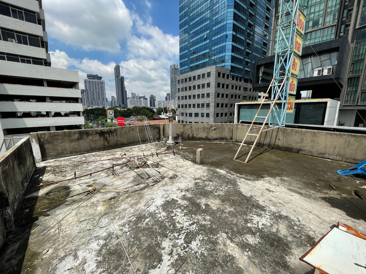 For RentShop HouseSukhumvit, Asoke, Thonglor : ✨ Commercial building for rent, corner building “next to Ekkamai Road“, great trading location! Suitable for opening a cafe / showroom / office! ✨