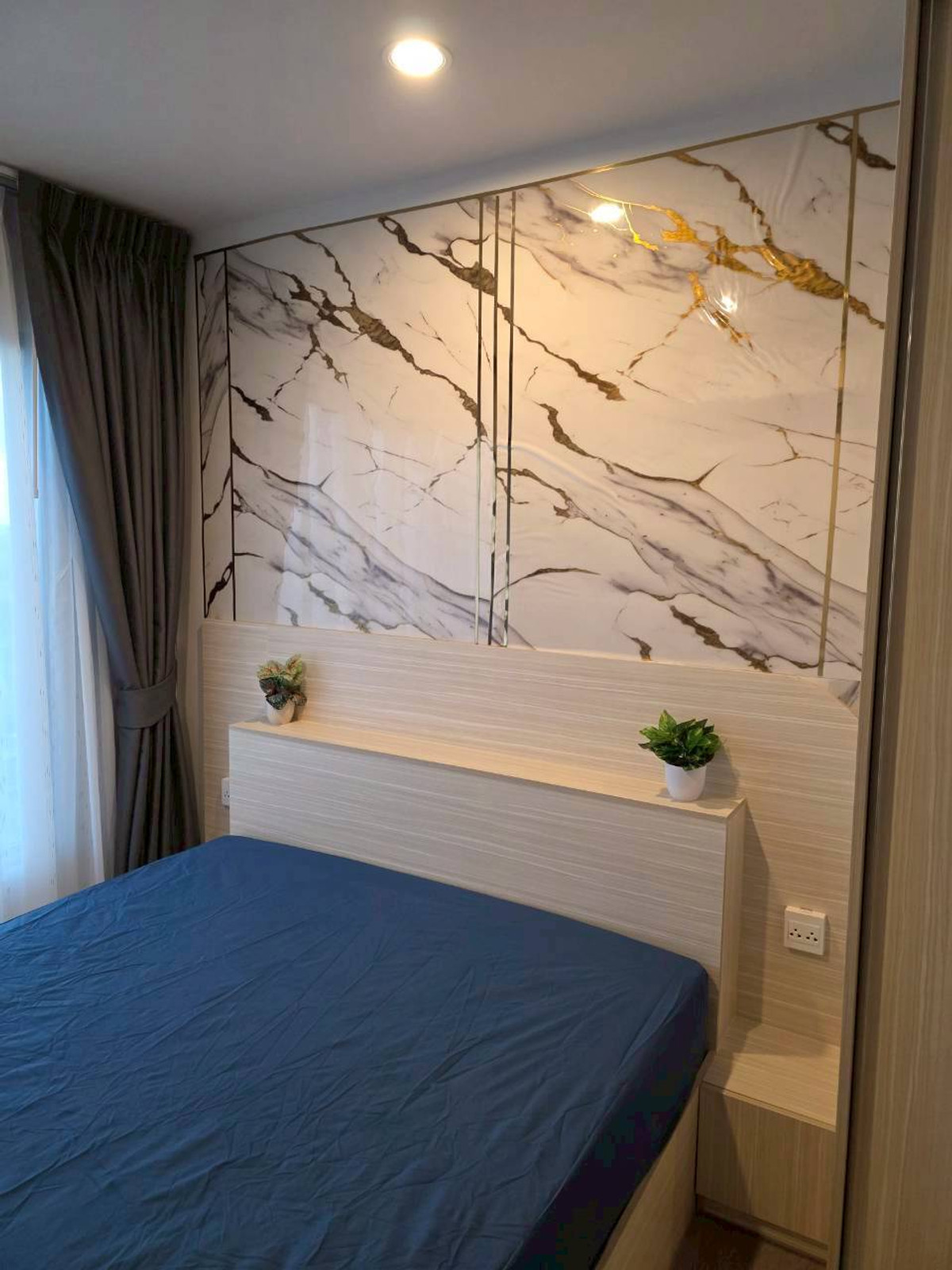 For RentCondoThaphra, Talat Phlu, Wutthakat : Condo for rent, Regent Home Wutthakat, Building A, 24th floor, built-in, luxurious throughout the room, open view, very beautiful, rental price 12,000 baht.