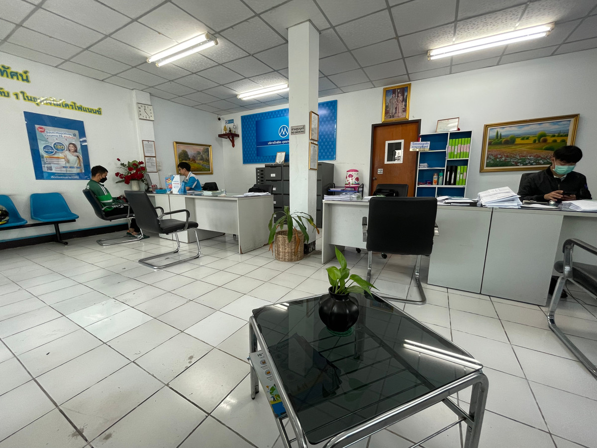 For RentShop HouseSukhumvit, Asoke, Thonglor : ✨ Commercial building for rent, corner building “next to Ekkamai Road“, great trading location! Suitable for opening a cafe / showroom / office! ✨