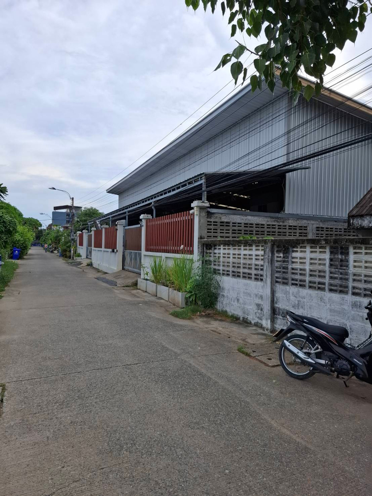 ขายโกดังสมุทรปราการ สำโรง : ขายด่วน อาคารลักษณะโกดัง หรือคลังสินค้า พื้นที่รวม 2โฉนด 149 ตร.ว ต.เทพารักษ์ อ.เมือง จ.สมุทรปราการ