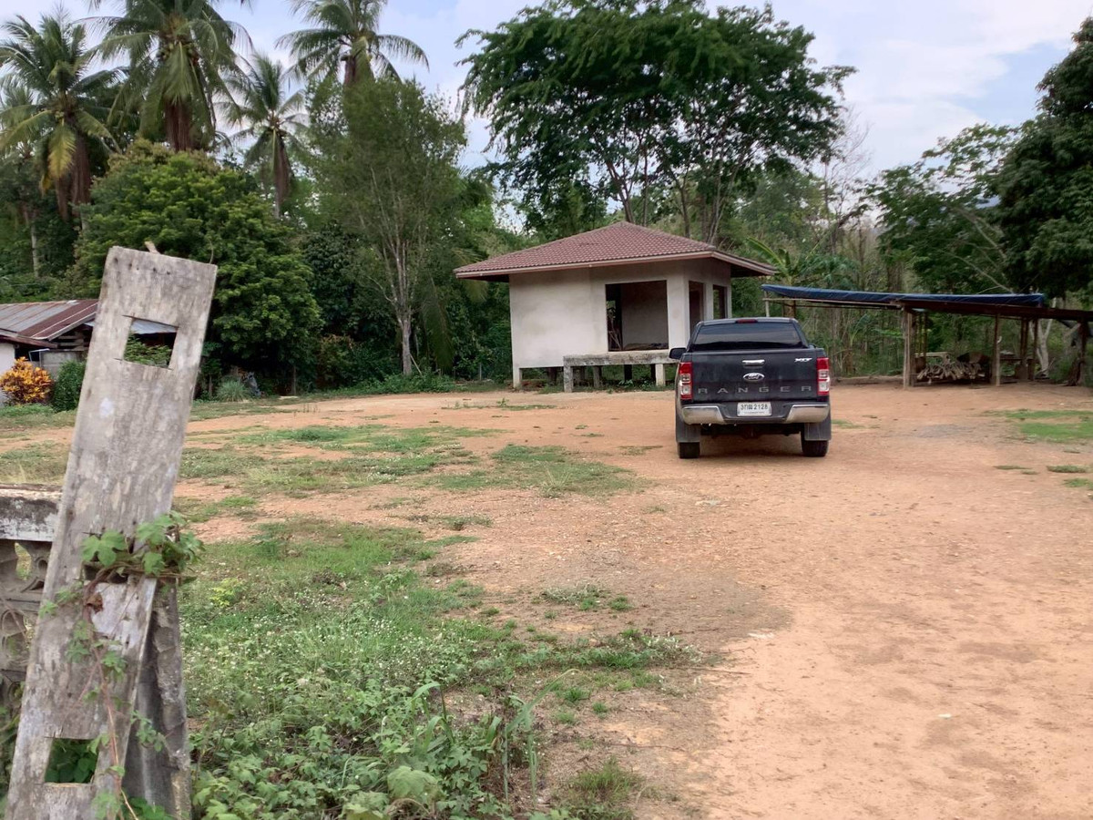 ขายที่ดินอุตรดิตถ์ : ขายที่ดินบนเนิน แปลงสวย 17 ไร่ 253 ตารางวา พร้อมต้นสักอายุ 20 ปี ปลูกเต็มพื้นที่ 12 ไร่ ต.น้ำหมัน อ.ท่าปลา จ.อุตรดิตถ์