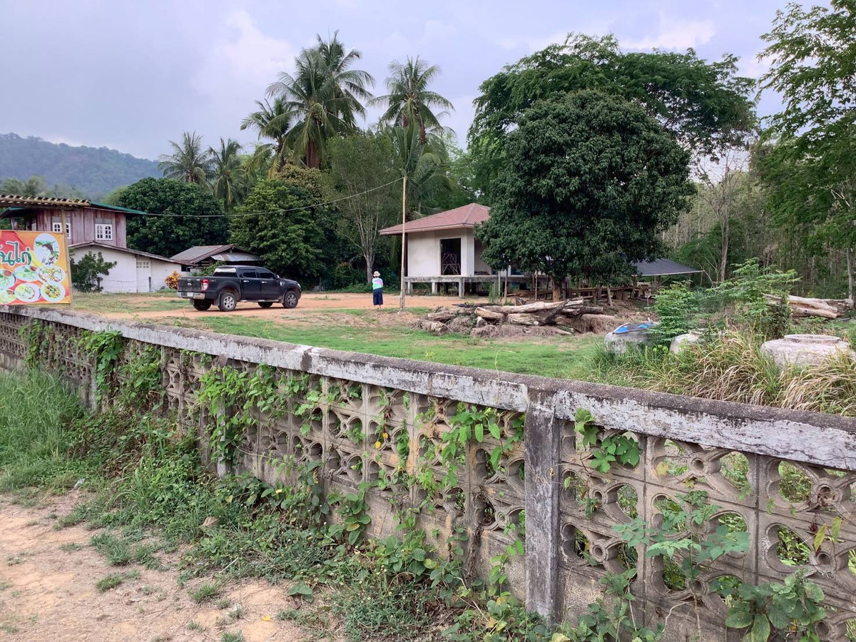 ขายที่ดินอุตรดิตถ์ : ขายที่ดินบนเนิน แปลงสวย 17 ไร่ 253 ตารางวา พร้อมต้นสักอายุ 20 ปี ปลูกเต็มพื้นที่ 12 ไร่ ต.น้ำหมัน อ.ท่าปลา จ.อุตรดิตถ์