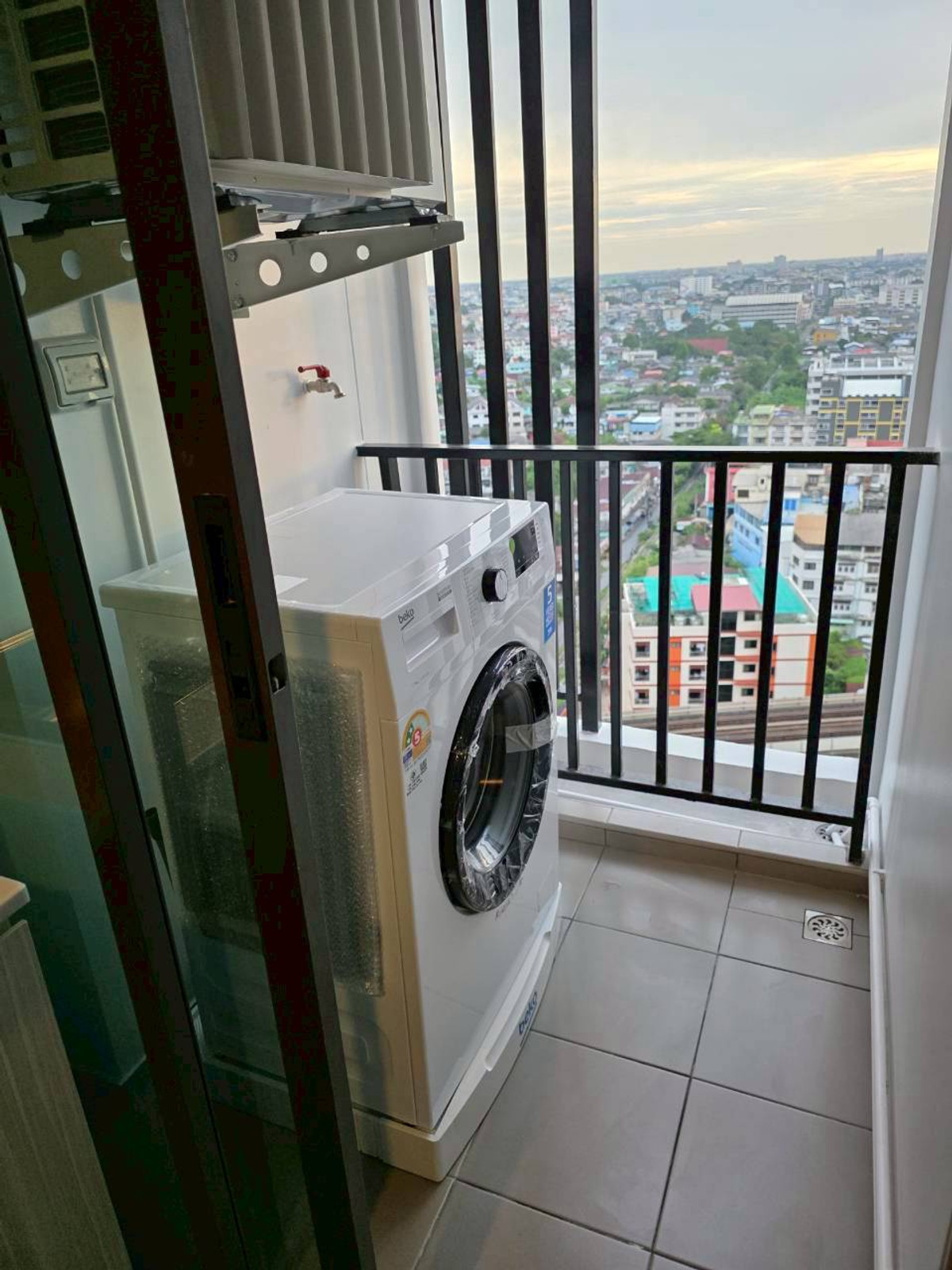 For RentCondoThaphra, Talat Phlu, Wutthakat : Condo for rent, Regent Home Wutthakat, Building A, 24th floor, built-in, luxurious throughout the room, open view, very beautiful, rental price 12,000 baht.