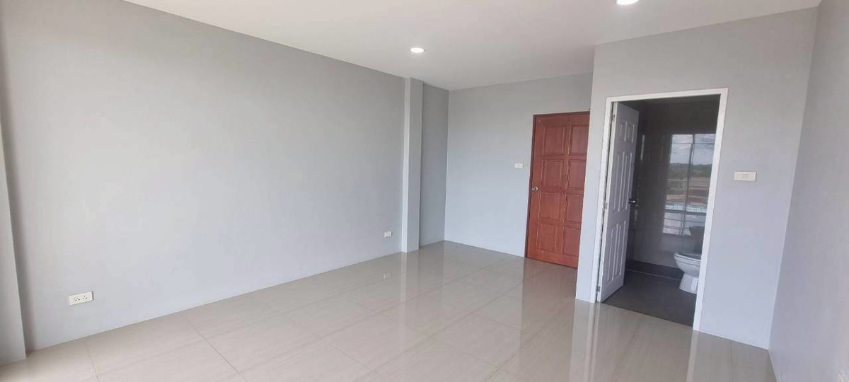 For SaleShop HouseChachoengsao : Luxury commercial building for sale, 3.5 floors, next to road 3481, Nang Nam Priao District, Chachoengsao Province.