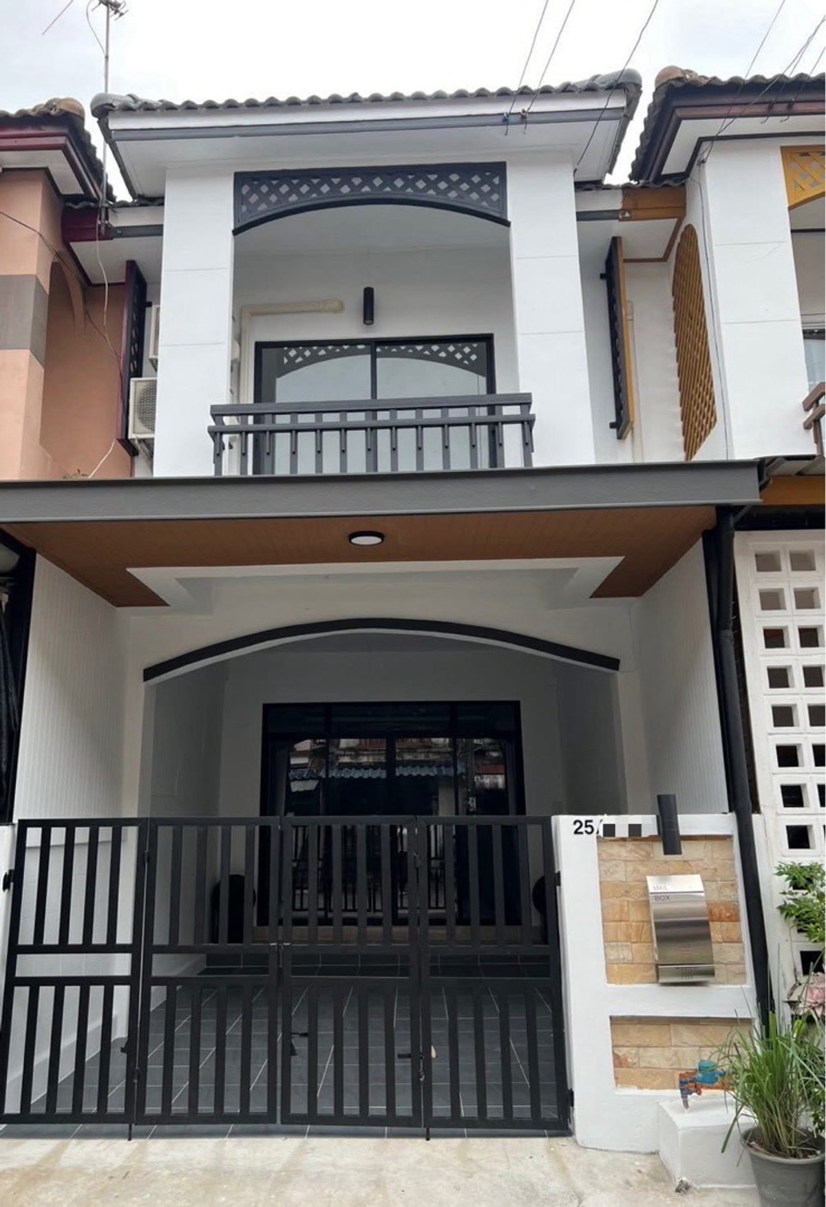 ขายทาวน์โฮมมีนบุรี-ร่มเกล้า : 🏡 ทาวน์เฮ้าส์ 2 ชั้น รีโนเวทสวย พร้อมอยู่  ฟรีโอน  สุวินทวงศ์ 23
