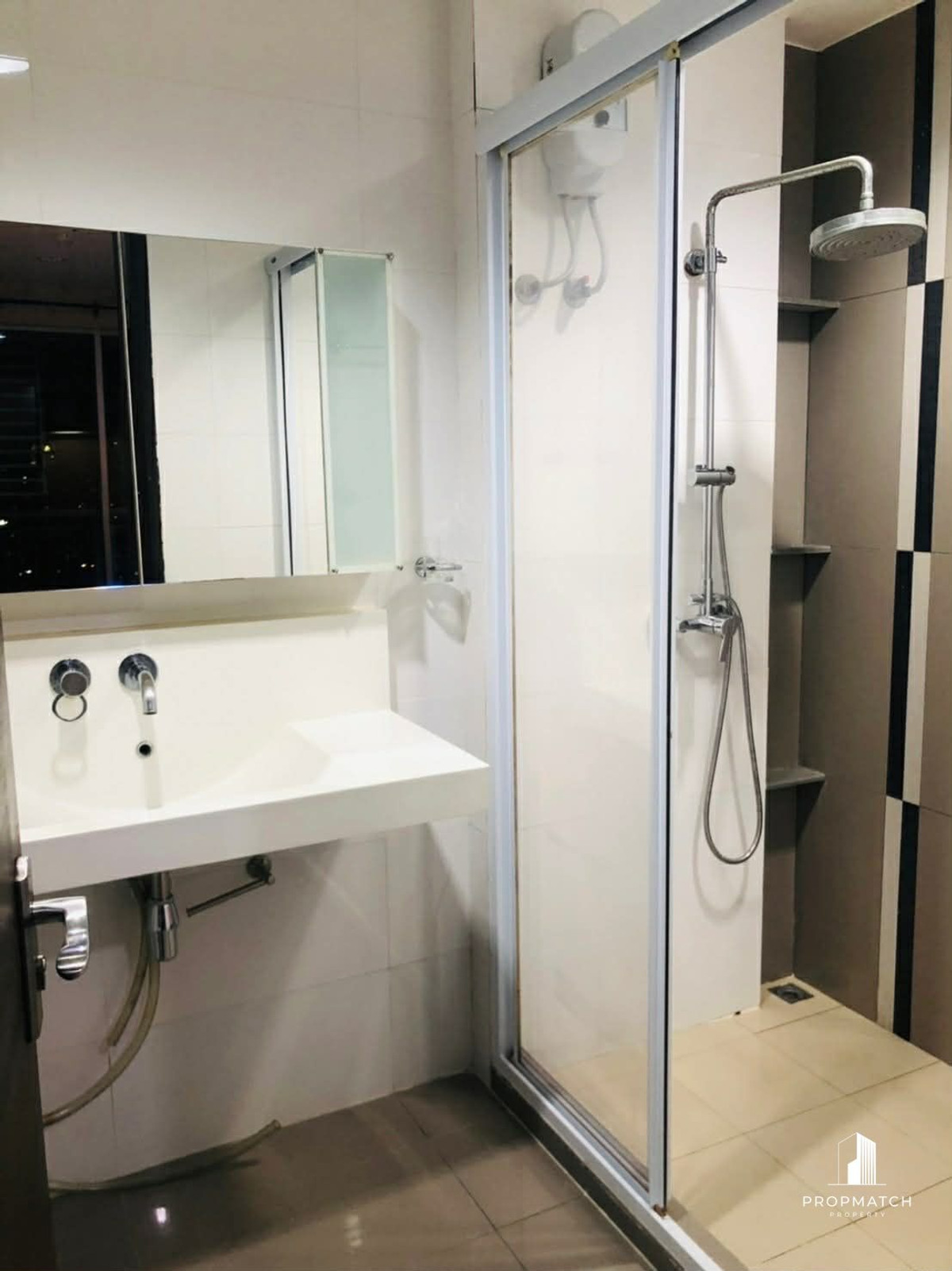 For SaleCondoRatchadapisek, Huaikwang, Suttisan : The price is amazing. Rhythm Ratchada sells for only 3.99m, big room 46 sqm, not a small room, 0 meters from Mrt Ratchada. If interested, make an appointment to view. 064-6696546 Minnie.