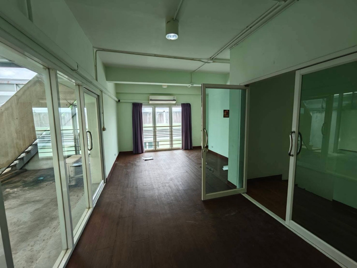 For RentOfficePattanakan, Srinakarin : For rent: 4-story office building, Soi On Nut 66 - Srinakarin 45, parking for 7 cars.