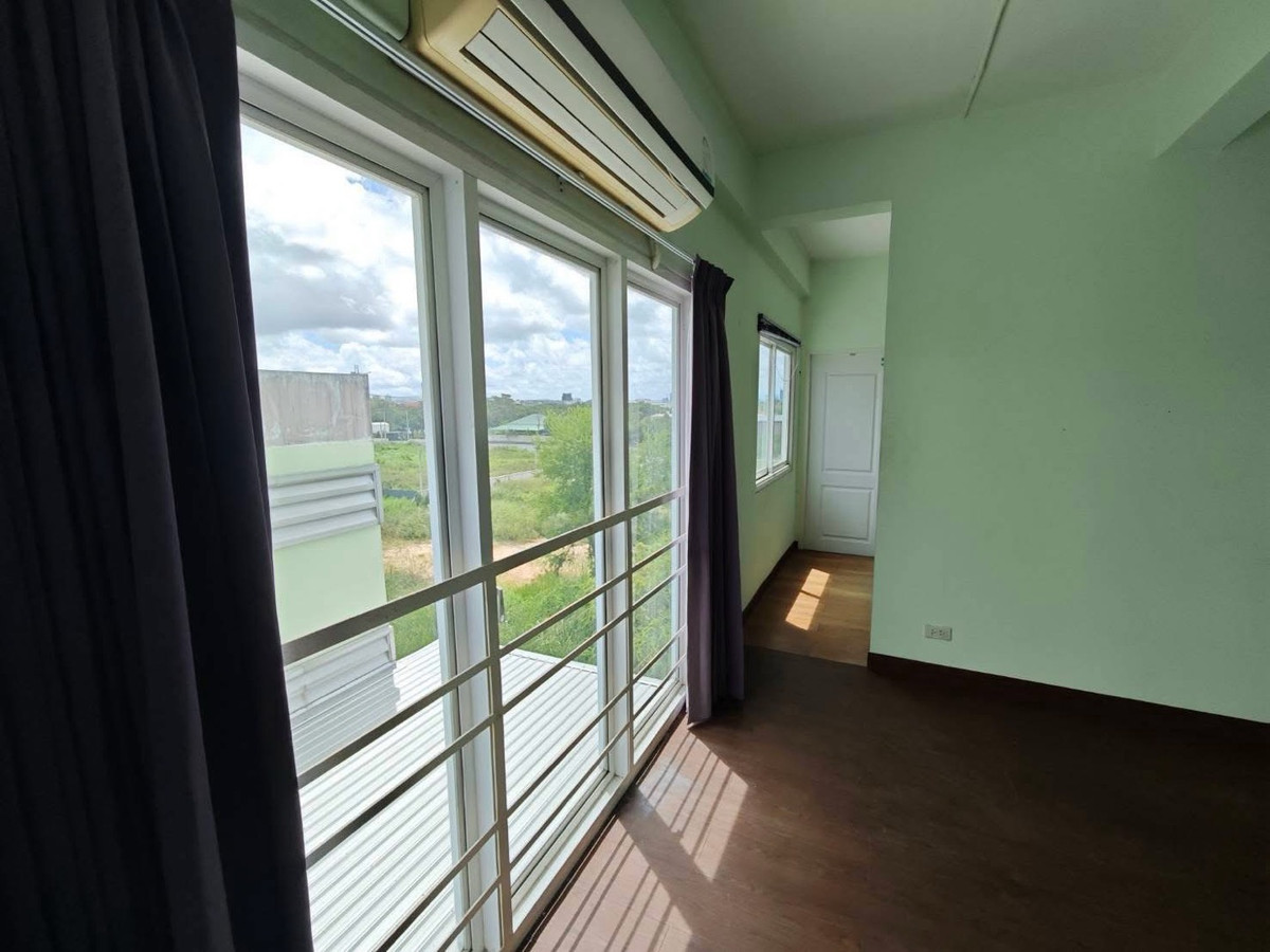 For RentOfficePattanakan, Srinakarin : For rent: 4-story office building, Soi On Nut 66 - Srinakarin 45, parking for 7 cars.