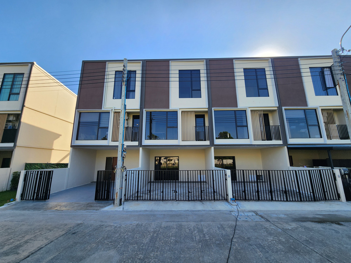 ขายทาวน์โฮมบางนา แบริ่ง ลาซาล : ทาวน์โฮม 3 ชั้น 2 ที่จอดรถ 3 ห้องนอน 4 ห้องน้ำ วิวหน้าสวนขนาดใหญ่