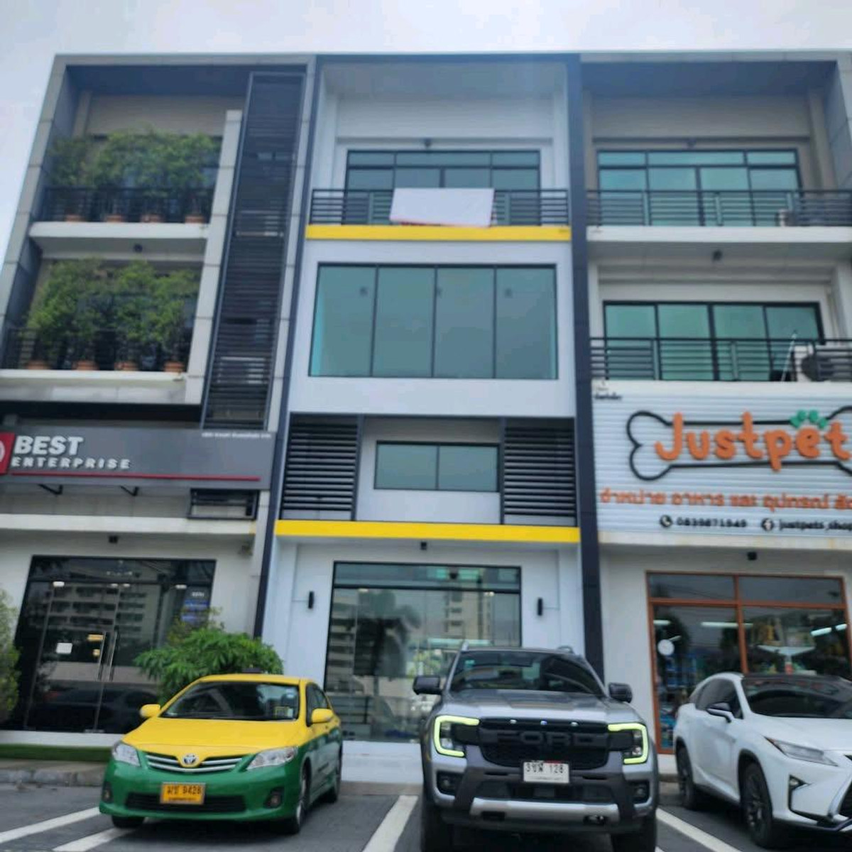 For RentHome OfficeOnnut, Udomsuk : Modern 3.5-Storey Home Office for Rent – H-Cape Biz Sector Onnut–Sukhaphiban 2