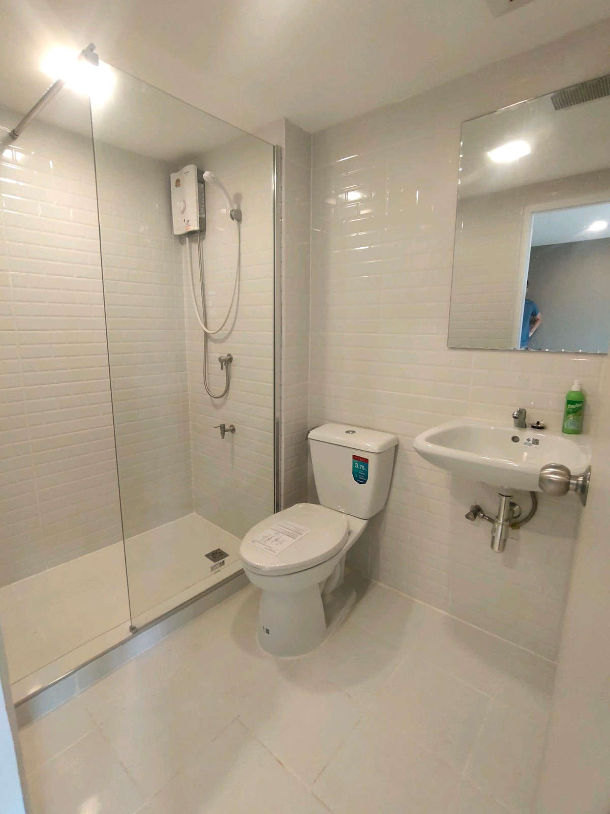 CondoLadprao101, Happy Land, The Mall Bang Kapi : For Sale Condo Lumpini Nawamin, beautiful, simple, livable. The owner takes care of it himself. The room is very spacious and doesnt look cluttered.