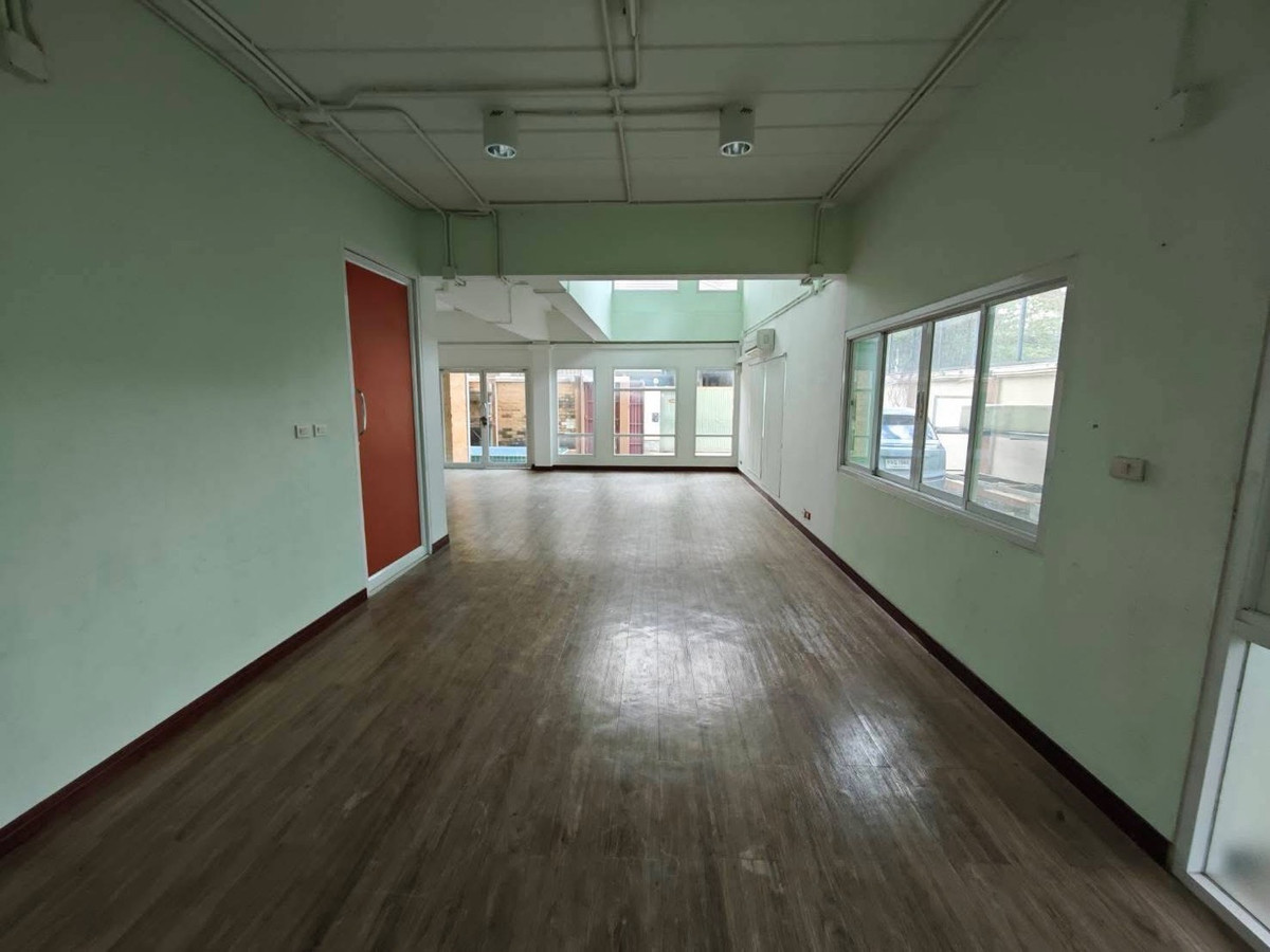 For RentOfficePattanakan, Srinakarin : For rent: 4-story office building, Soi On Nut 66 - Srinakarin 45, parking for 7 cars.