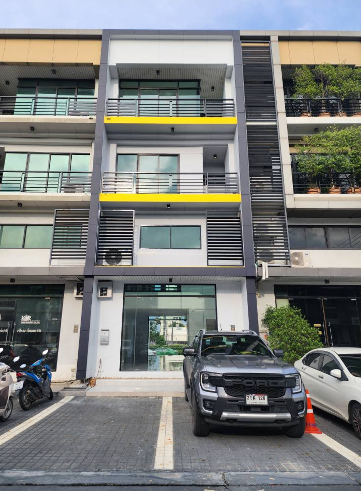 ให้เช่าสำนักงานพัฒนาการ ศรีนครินทร์ : Office for rent at H-cape