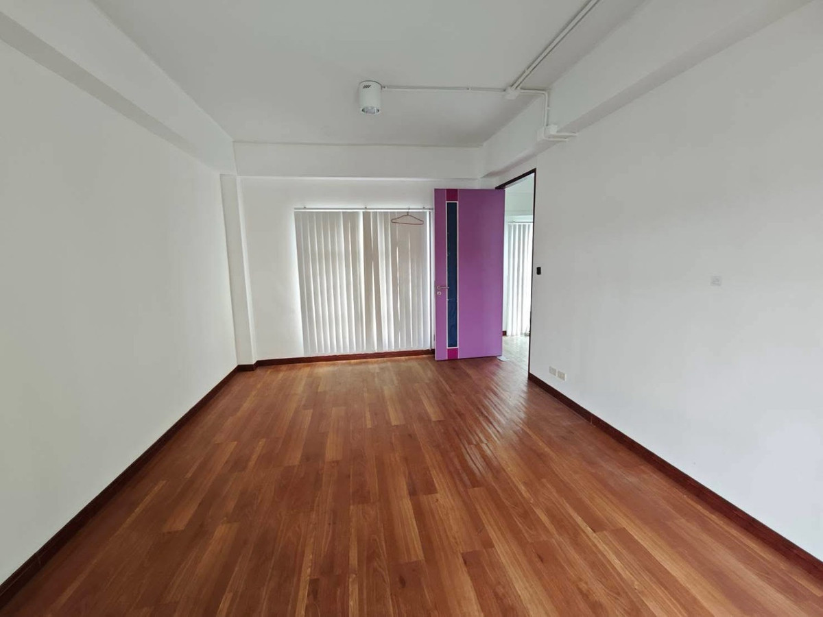 For RentOfficePattanakan, Srinakarin : For rent: 4-story office building, Soi On Nut 66 - Srinakarin 45, parking for 7 cars.