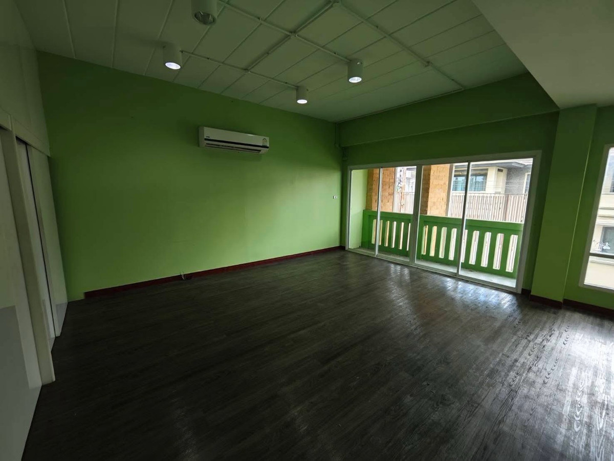For RentOfficePattanakan, Srinakarin : For rent: 4-story office building, Soi On Nut 66 - Srinakarin 45, parking for 7 cars.