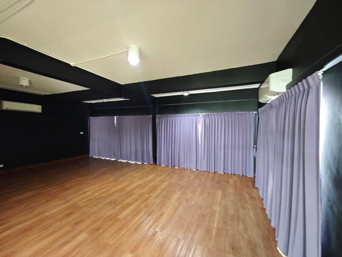 For RentOfficePattanakan, Srinakarin : For rent: 4-story office building, Soi On Nut 66 - Srinakarin 45, parking for 7 cars.