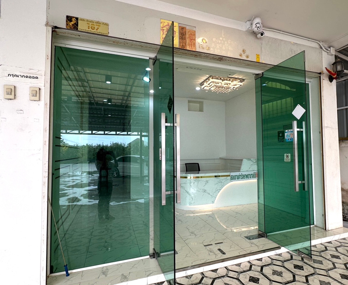 For LeaseholdRetail SpacePhutthamonthon, Salaya : Lease 0 baht, rent beauty clinic, spa, Wellness, beauty salon, roadside building in community area. There is a private parking lot. Rent directly from the building owner.