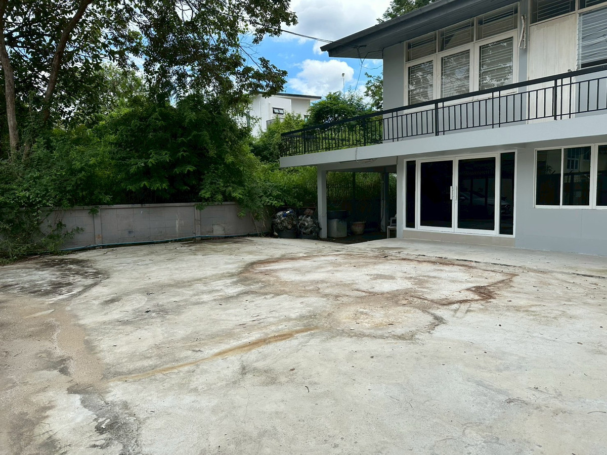 ให้เช่าบ้านสุขุมวิท อโศก ทองหล่อ : บ้านเดี่ยว 100 ตารางวา 2 ชั้นประมาณ 200 ตารางเมตร ให้เช่าตามสภาพ 