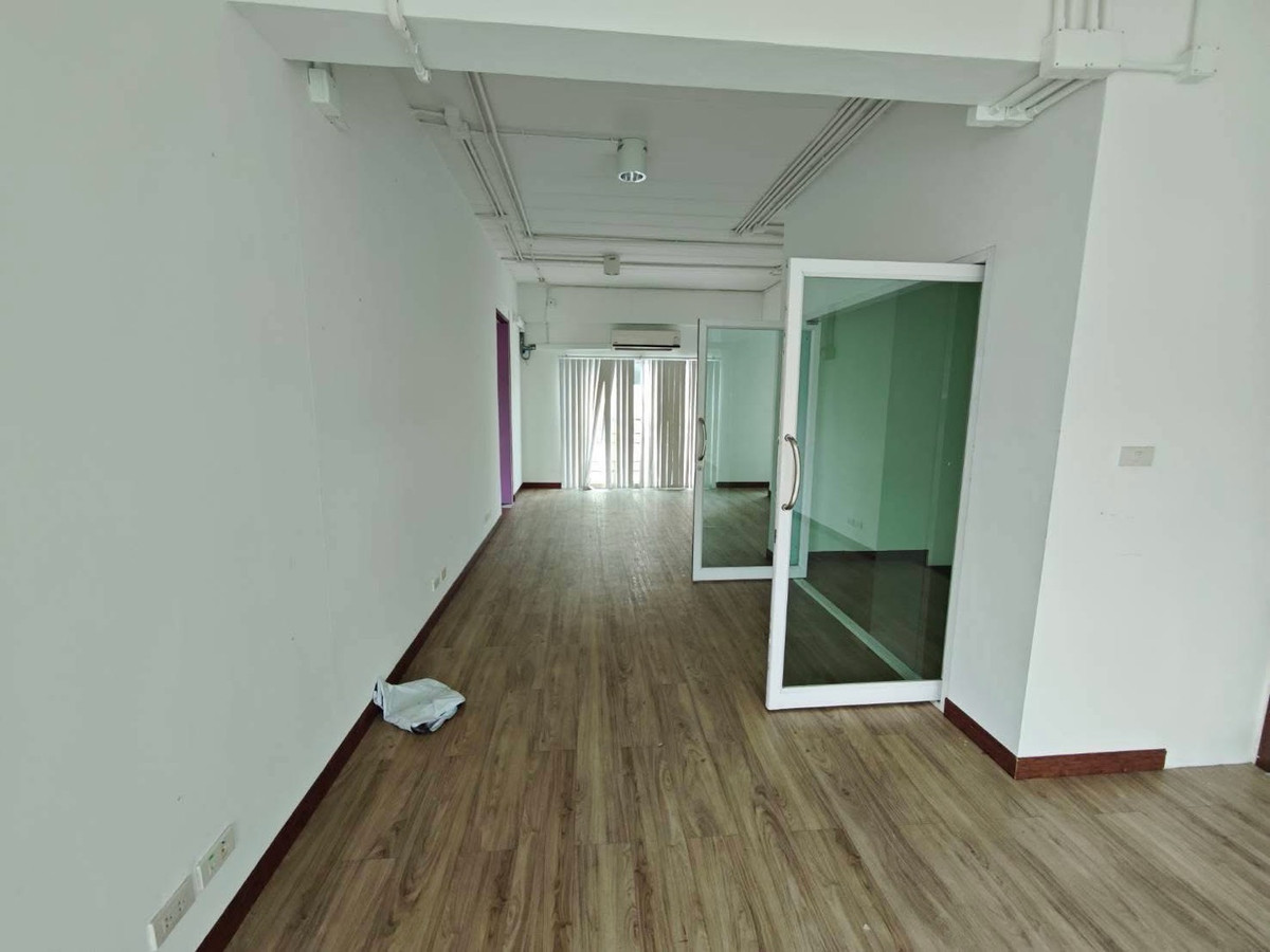 For RentOfficePattanakan, Srinakarin : For rent: 4-story office building, Soi On Nut 66 - Srinakarin 45, parking for 7 cars.