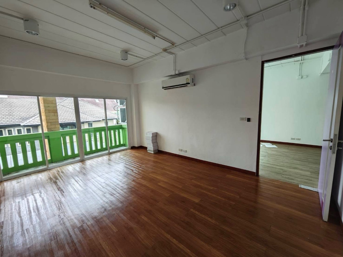 For RentOfficePattanakan, Srinakarin : For rent: 4-story office building, Soi On Nut 66 - Srinakarin 45, parking for 7 cars.