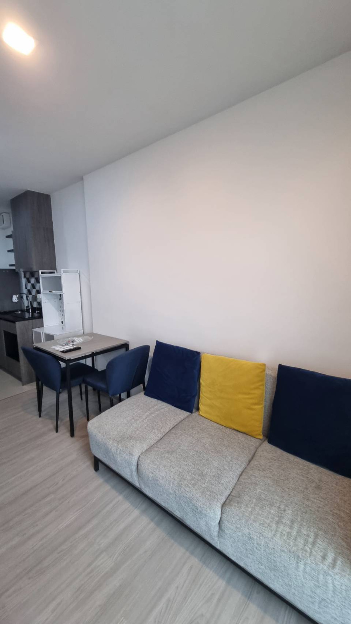 For RentCondoRama9, Petchburi, RCA : Condo for rent The Base Phetchaburi-Thonglor Condo fully furnished, ready to move in, close to Thonglor 400 meters, Shuttle service available. Van free pick-up and delivery service at MRT Phetchaburi!!