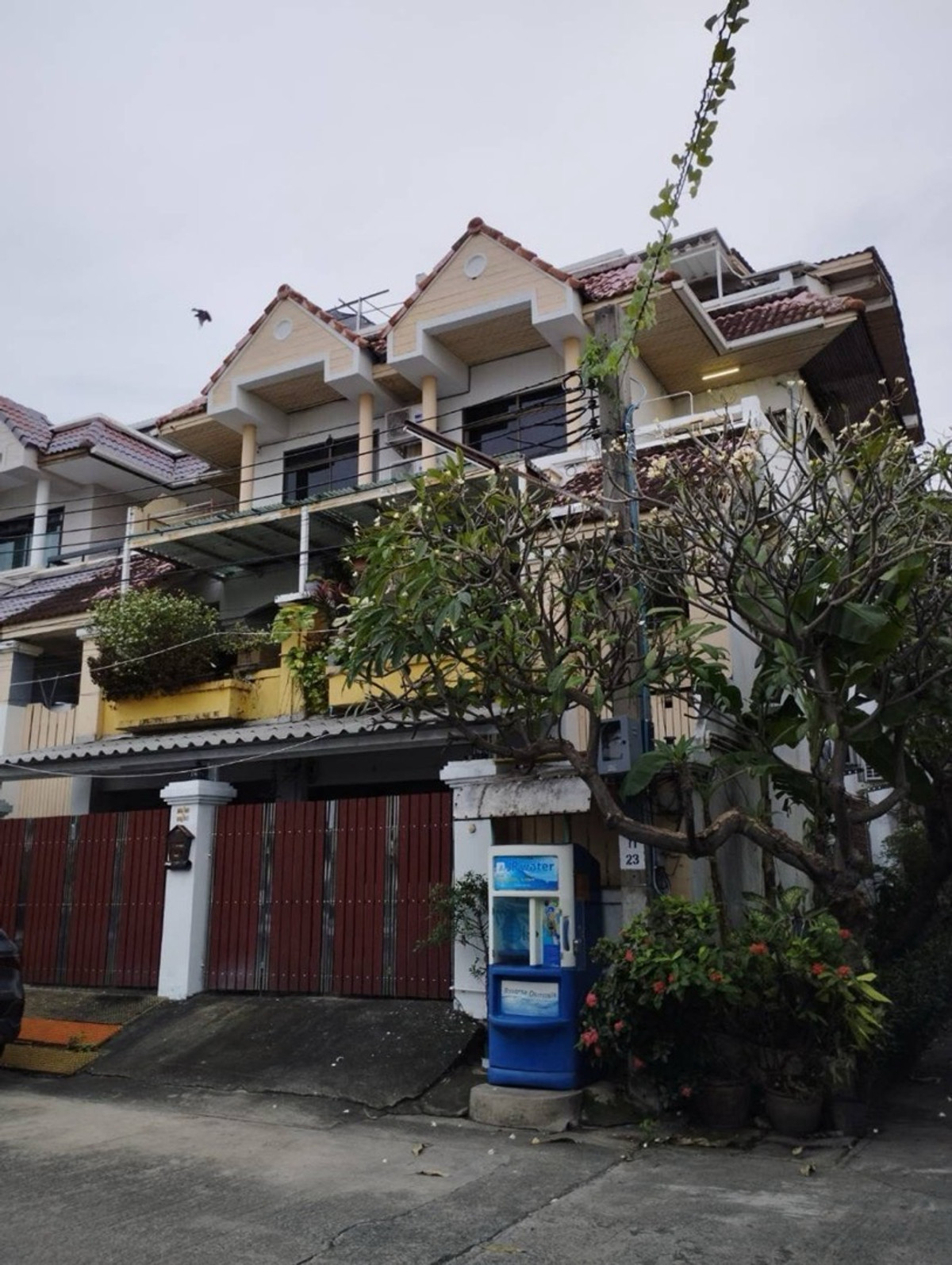 For RentHome OfficePattanakan, Srinakarin : House for rent, townhome, Royal Nakarin Villa Village, near BTS Suan Luang Rama 9, just 5 minutes.