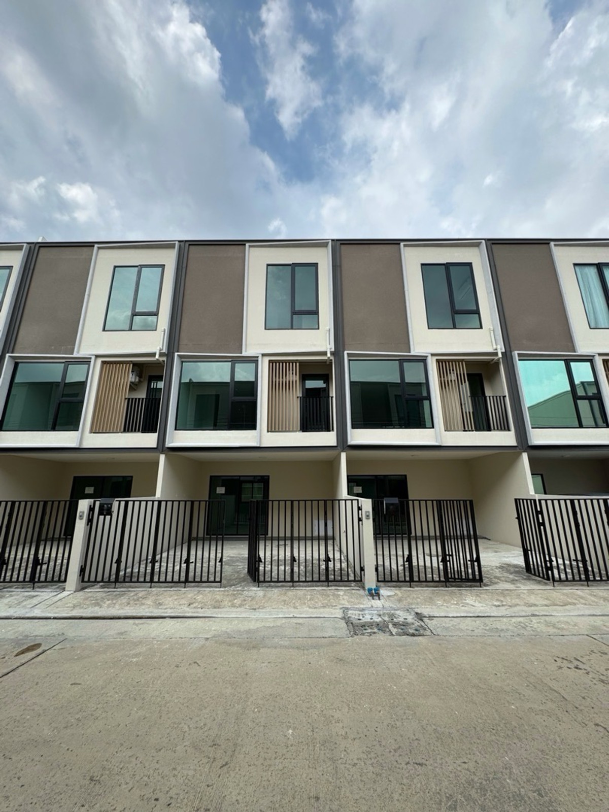 ให้เช่าทาวน์โฮมบางนา แบริ่ง ลาซาล : Altitude Kraf Bangna ✅ ว่างให้เช่าทาวน์โฮมใหม่ ! 💳 ค่าเช่า 25,000 บาท/เดือน 🏡 Duplex 3 ชั้น 2 ห้องนอน + 1 ห้องทำงาน 🤝 ยินดีรับ Co-Agent