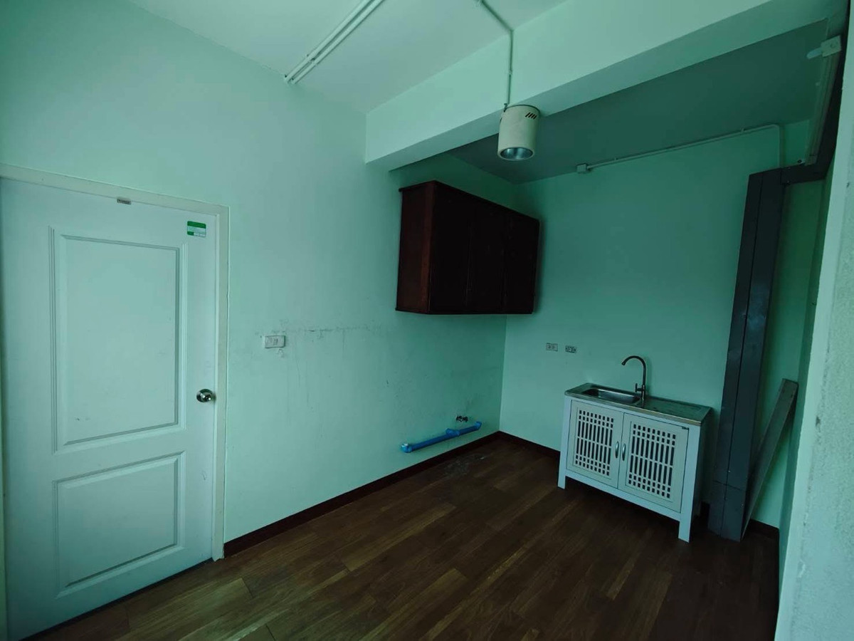 For RentOfficePattanakan, Srinakarin : For rent: 4-story office building, Soi On Nut 66 - Srinakarin 45, parking for 7 cars.