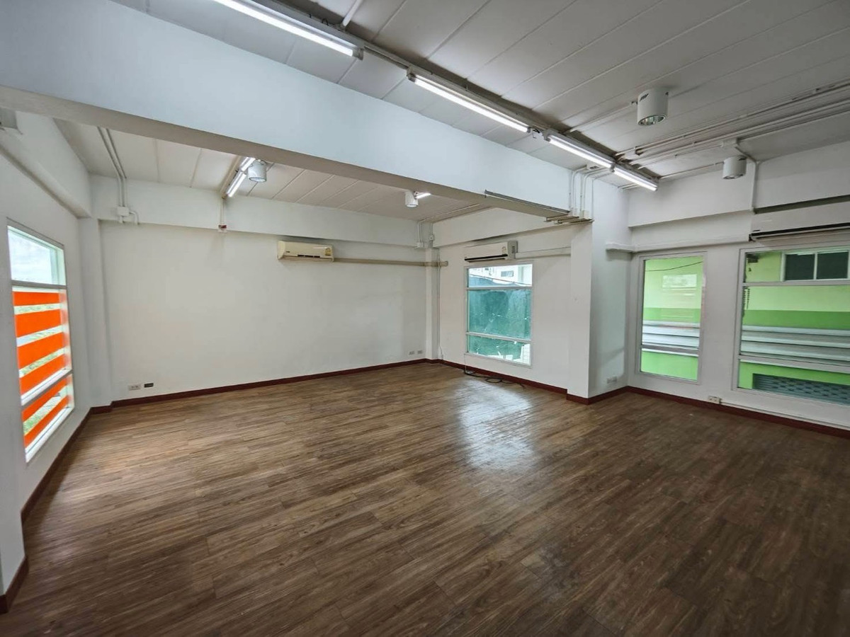 For RentOfficePattanakan, Srinakarin : For rent: 4-story office building, Soi On Nut 66 - Srinakarin 45, parking for 7 cars.