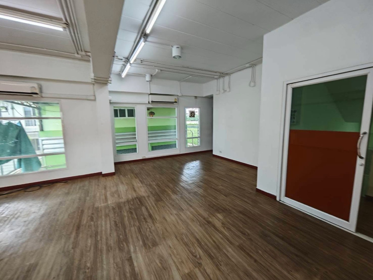 For RentOfficePattanakan, Srinakarin : For rent: 4-story office building, Soi On Nut 66 - Srinakarin 45, parking for 7 cars.