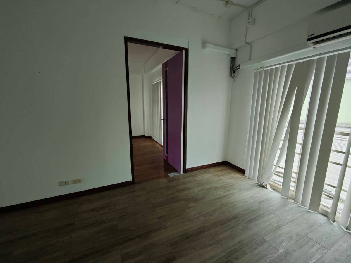 For RentOfficePattanakan, Srinakarin : For rent: 4-story office building, Soi On Nut 66 - Srinakarin 45, parking for 7 cars.