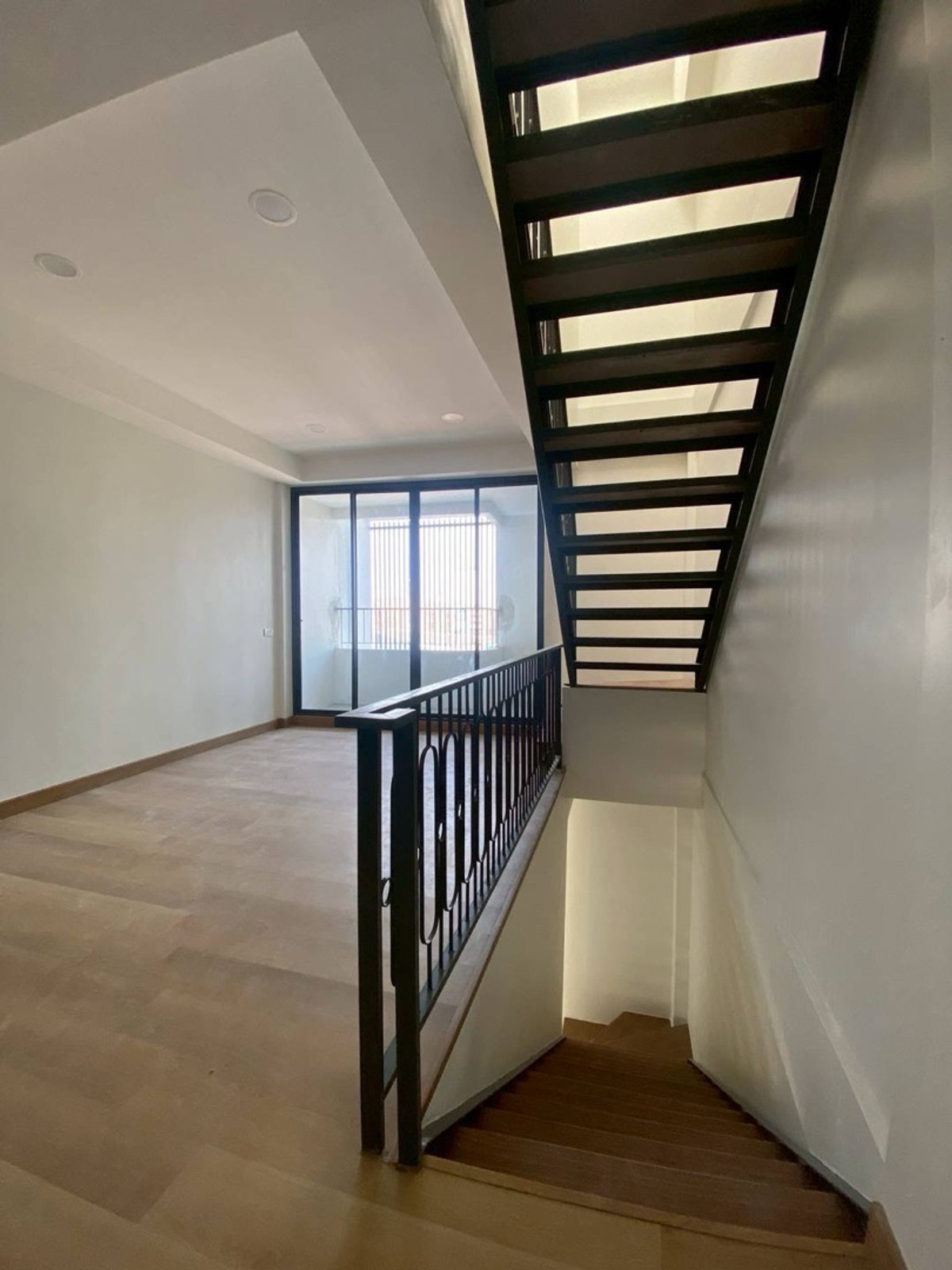 ขายอาคารพาณิชย์รัชดา ห้วยขวาง : ขายตึกอาคารพาณิชย์ ทำเลห้วยขวาง 4ชั้น 3นอน 5น้ำ 6.99ล้านบาท (รีโนเวท) เรียบร้อยแล้ว