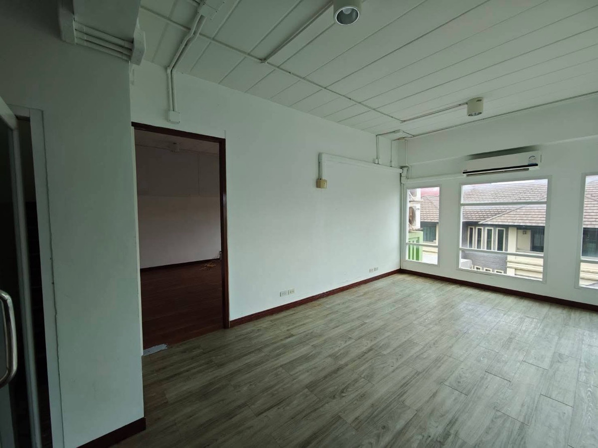 For RentOfficePattanakan, Srinakarin : For rent: 4-story office building, Soi On Nut 66 - Srinakarin 45, parking for 7 cars.