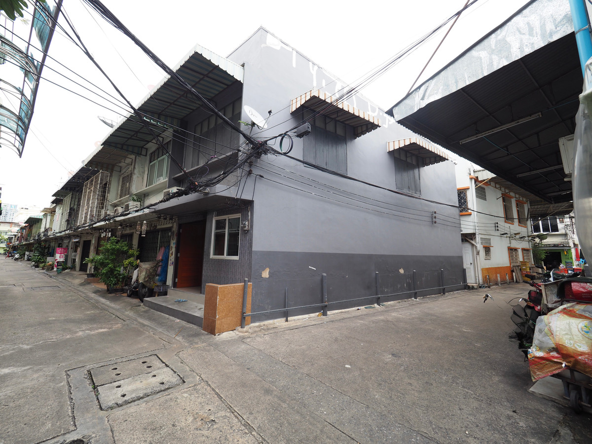 For RentTownhomeRama3 (Riverside),Satupadit : For rent: Two-storey townhouse 96 sqm. corner unit, 50m from Soi Chan