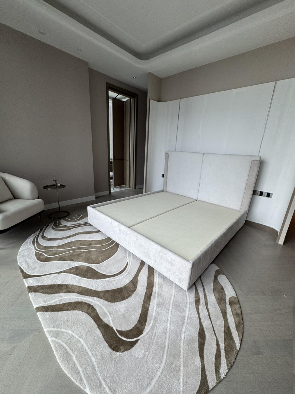 For SaleCondoWitthayu, Chidlom, Langsuan, Ploenchit : 03/04/2026, # Drop cell! Luxury condo ONE89 Wireless 3 bedrooms 226 sqm. Near Lumpini Park Ready to move in 0642748883