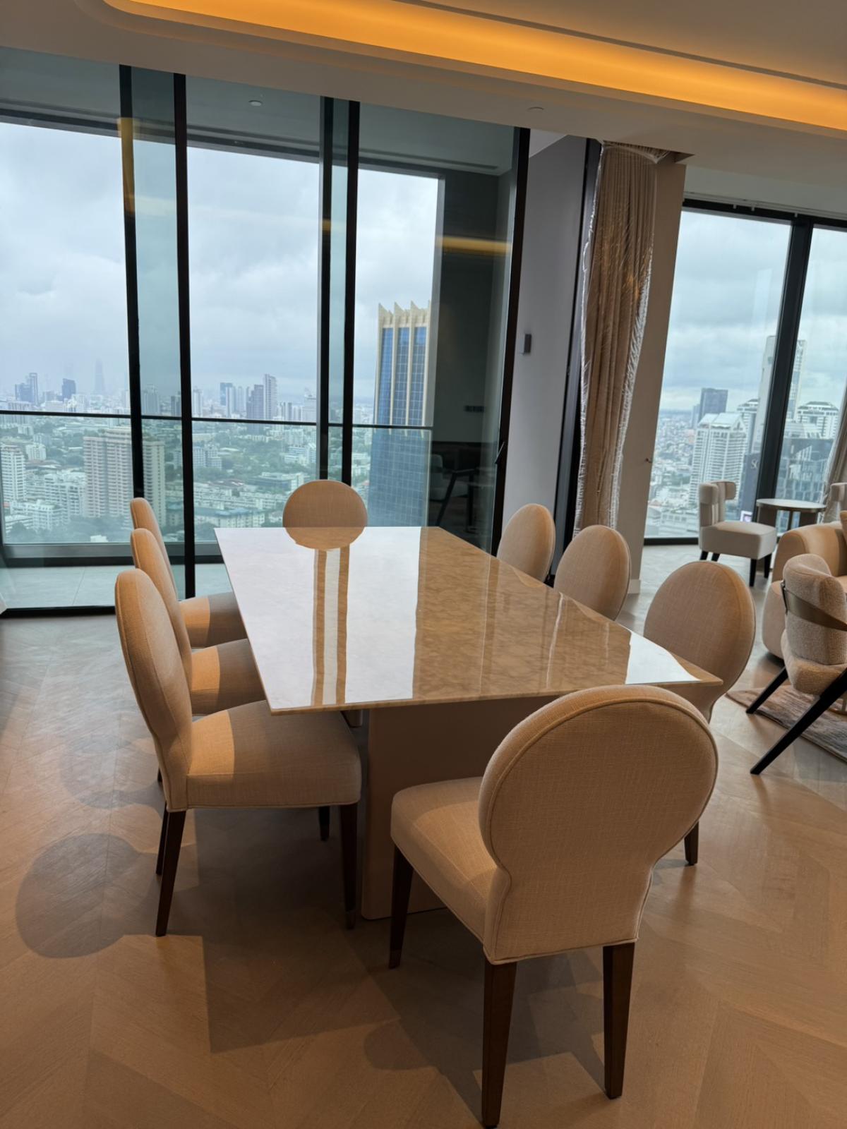 For SaleCondoWitthayu, Chidlom, Langsuan, Ploenchit : 03/04/2026, # Drop cell! Luxury condo ONE89 Wireless 3 bedrooms 226 sqm. Near Lumpini Park Ready to move in 0642748883