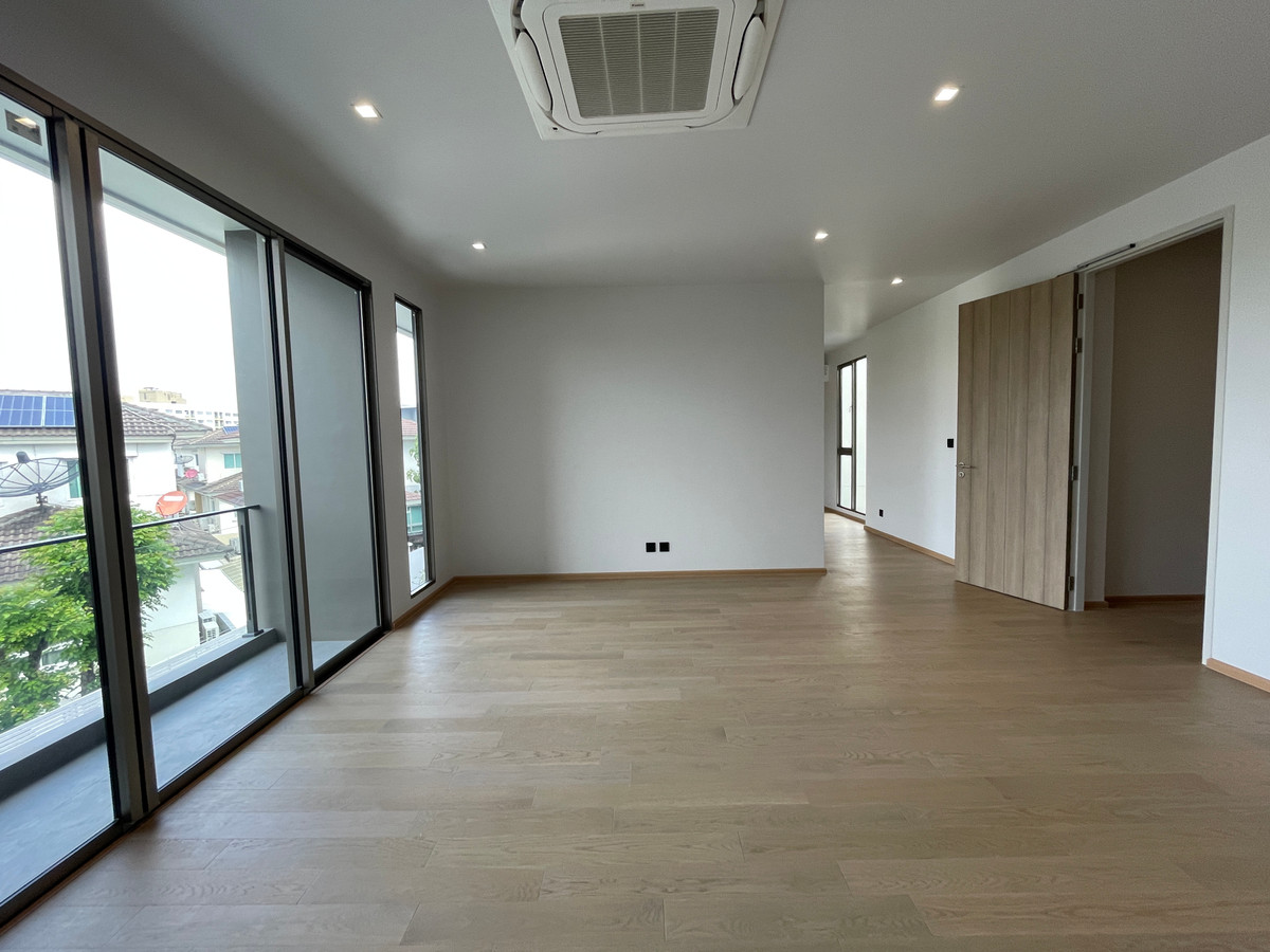 ขายบ้านเกษตร นวมินทร์ ลาดปลาเค้า : ขายบ้านหรู Providence Lane Kaset–Nawamin (โพรวิเดนซ์ เลน เกษตร–นวมินทร์)  บ้านเดี่ยว 3 ชั้น พร้อมลิฟต์และสระว่ายน้ำส่วนตัว บนทำเลศักยภาพใจกลางเกษตร–นวมินทร์ เดินทางสะดวก ใกล้ทางด่วนและรถไฟฟ้าถึง 2 สาย