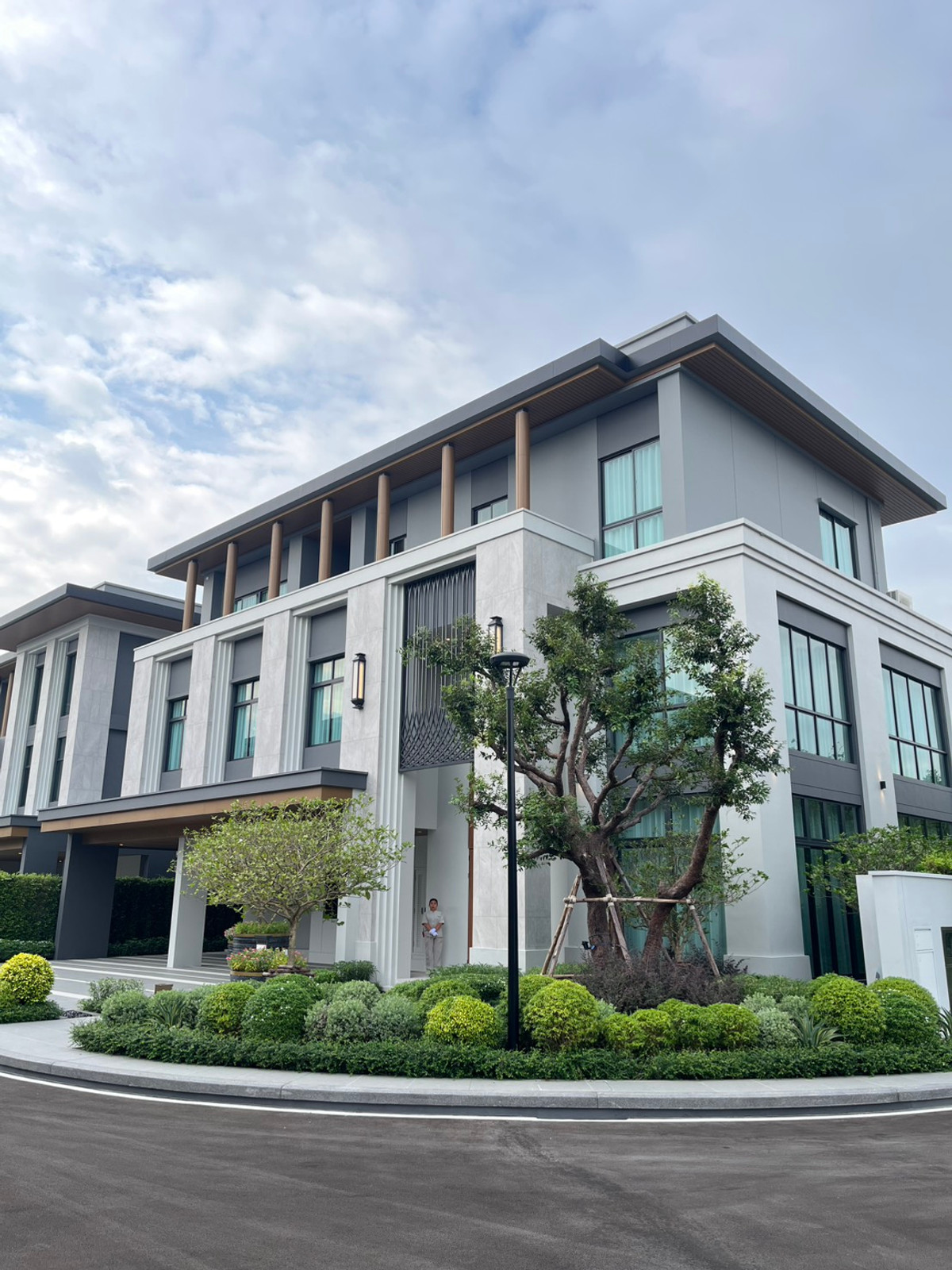 ขายบ้านพัฒนาการ ศรีนครินทร์ : CINQUIÈME กรุงเทพกรีฑา - Majesté: คฤหาสน์ 805 ตร.ม. พร้อมสระส่วนตัว+ลิฟต์  | ราคาเริ่มต้น 91.5 ล้าน*