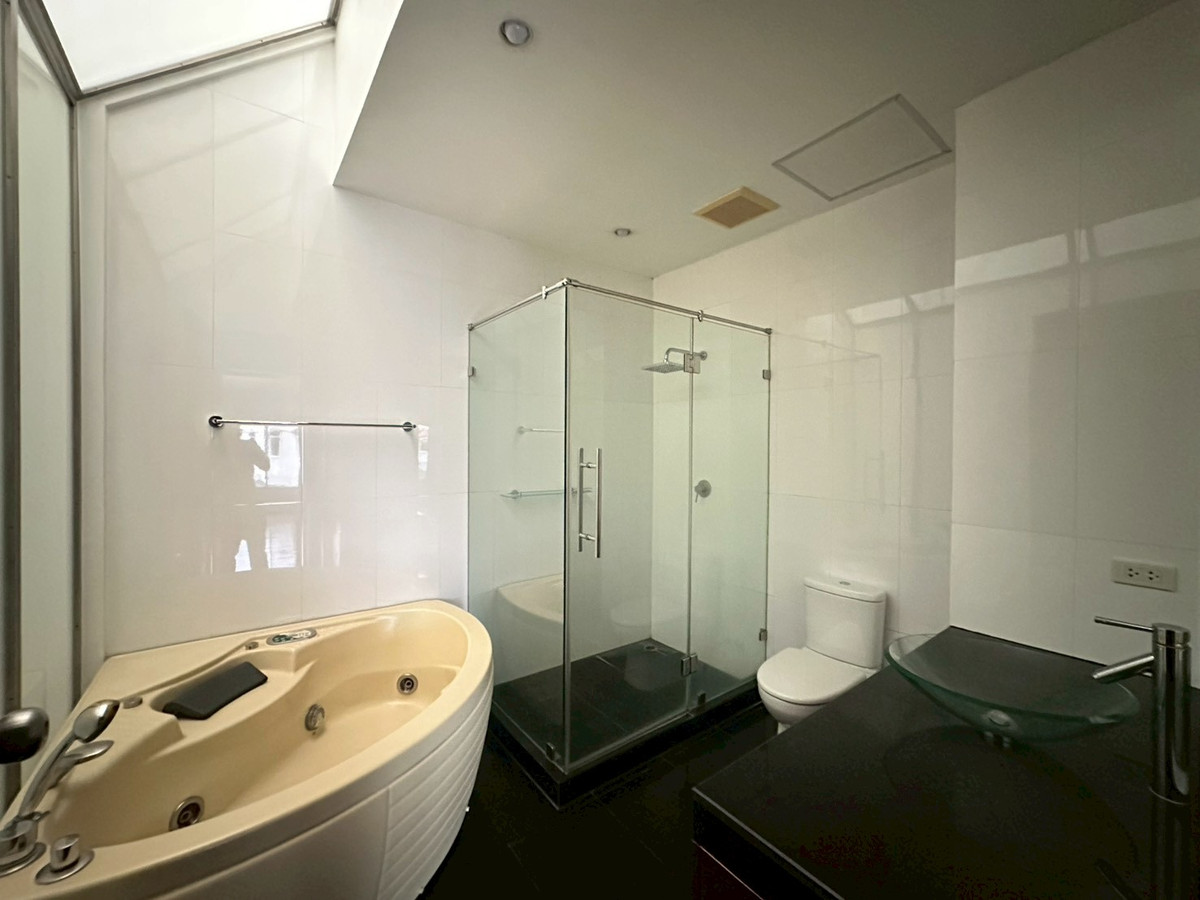 For RentHouseSukhumvit, Asoke, Thonglor : ✨5-storey house in Ekkamai for rent! 4 bedroom  4 bathroom unfurnished 450 sq.m ready for move in near BTS Ekkamai