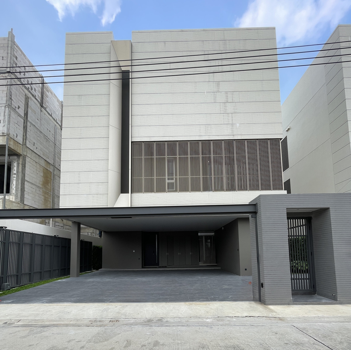 ขายบ้านเกษตร นวมินทร์ ลาดปลาเค้า : ขายบ้านหรู Providence Lane Kaset–Nawamin (โพรวิเดนซ์ เลน เกษตร–นวมินทร์)  บ้านเดี่ยว 3 ชั้น พร้อมลิฟต์และสระว่ายน้ำส่วนตัว บนทำเลศักยภาพใจกลางเกษตร–นวมินทร์ เดินทางสะดวก ใกล้ทางด่วนและรถไฟฟ้าถึง 2 สาย