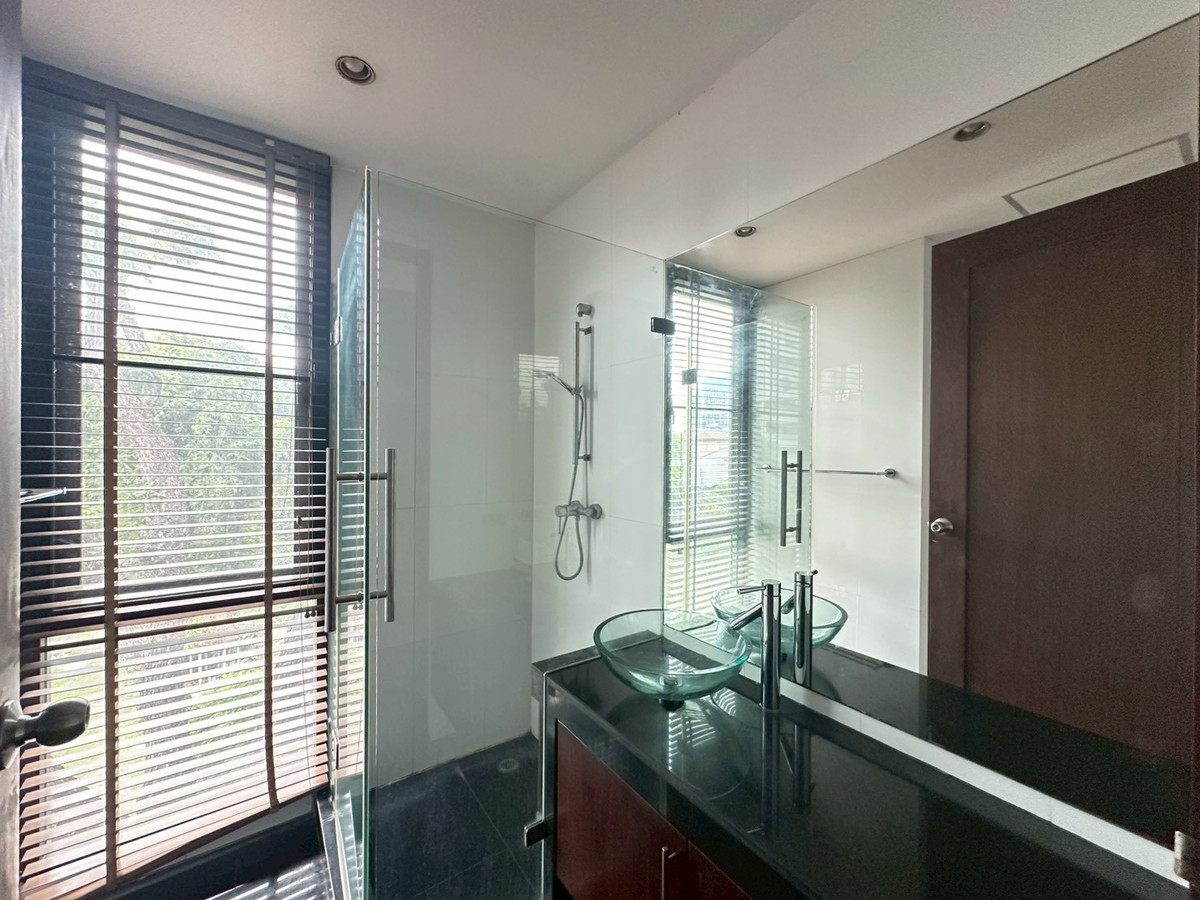 For RentHouseSukhumvit, Asoke, Thonglor : ✨5-storey house in Ekkamai for rent! 4 bedroom  4 bathroom unfurnished 450 sq.m ready for move in near BTS Ekkamai