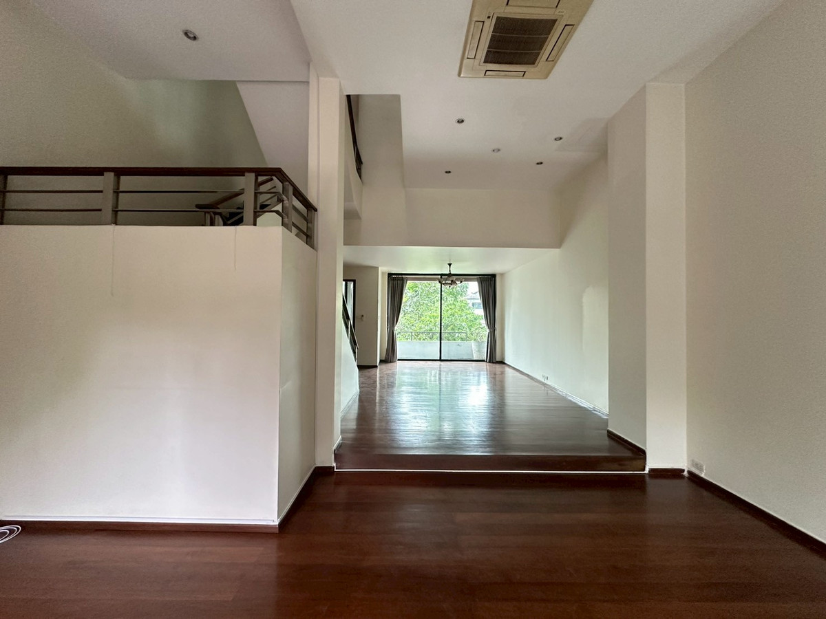 For RentHouseSukhumvit, Asoke, Thonglor : ✨5-storey house in Ekkamai for rent! 4 bedroom  4 bathroom unfurnished 450 sq.m ready for move in near BTS Ekkamai